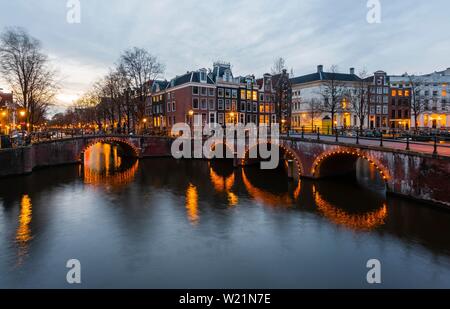 Kanal in der Dämmerung, Keizersgracht und Leidsegracht Kanäle und Brücken, Amsterdam, Nordholland, Niederlande Stockfoto