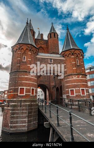 Brücke mit Amsterdamse Poort City Gate, Haarlem, Nord Holland, Niederlande Stockfoto