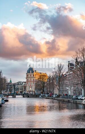 Gracht Kloveniersburgwal im Abendlicht, traditionelle Häuser, Amsterdam, Nordholland, Niederlande Stockfoto