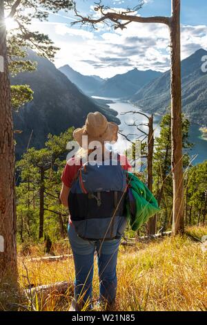 Junge Wanderer die Aussicht von Schonjochl, Plansee, von Bergen umgeben, Tirol, Österreich Stockfoto