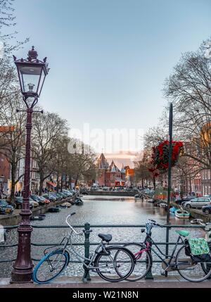 Blick auf Restaurant In De Waag auf Gracht Kloveniersburgwal, Amsterdam, Nordholland, Niederlande Stockfoto