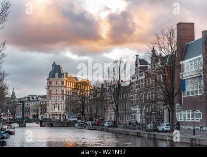 Gracht Kloveniersburgwal im Abendlicht, traditionelle Häuser, Amsterdam, Nordholland, Niederlande Stockfoto