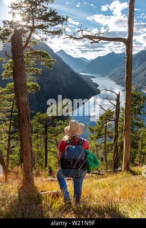 Junge Wanderer die Aussicht von Schonjochl, Plansee, von Bergen umgeben, Tirol, Österreich Stockfoto