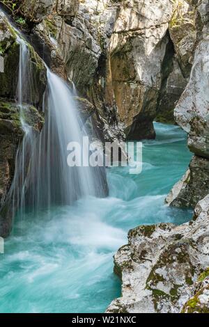 Wasserfall an der smaragdgrünen wilden Fluss Soca, fließt durch die enge Schlucht, Soca Tal, Triglav Nationalpark, Bovec, Slowenien Stockfoto