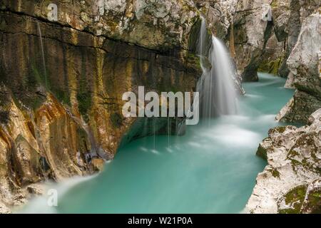 Wasserfall an der smaragdgrünen wilden Fluss Soca, fließt durch die enge Schlucht, Soca Tal, Triglav Nationalpark, Bovec, Slowenien Stockfoto