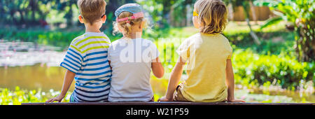 Kinder ruhen während einer Wanderung in den Wäldern BANNER, LANGE FORMAT Stockfoto