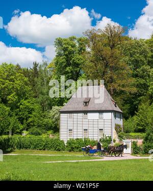 Goethes Gartenhaus im Park an der Ilm, Pferdekutsche mit Touristen, UNESCO-Weltkulturerbe, Weimar, Weimar, Thüringen, Deutschland Stockfoto