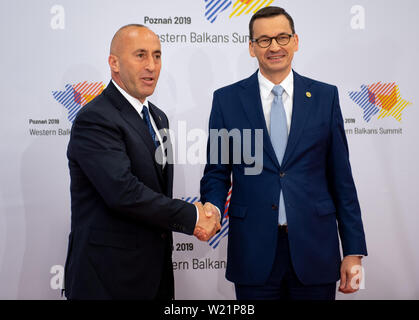 Poznan, Polen. 05. Juli, 2019. Ramush Haradinaj (l), Premierminister des Kosovo, wird bei der Ankunft am westlichen Balkan Gipfeltreffen von Mateusz Morawiecki, Premierminister von Polen begrüßt. Ziel des Gipfels ist es, die Balkanländer auf dem Weg zu möglichen künftigen Mitgliedschaft in der Europäischen Union zu unterstützen. Credit: Monika Skolimowska/dpa-Zentralbild/dpa/Alamy leben Nachrichten Stockfoto