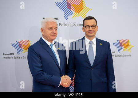 Poznan, Polen. 05. Juli, 2019. Dusko Markovic (l), Premierminister von Montenegro, wird von Mateusz Morawiecki, Premierminister von Polen, bei seiner Ankunft in den Westlichen Balkanstaaten Gipfel begrüßt. Ziel des Gipfels ist es, die Balkanländer auf dem Weg zu möglichen künftigen Mitgliedschaft in der Europäischen Union zu unterstützen. Credit: Monika Skolimowska/dpa-Zentralbild/dpa/Alamy leben Nachrichten Stockfoto