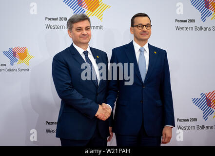 Poznan, Polen. 05. Juli, 2019. Denis Zvizdic (l), Ministerpräsident von Bosnien und Herzegowina wird von Mateusz Morawiecki, Premierminister von Polen, bei seiner Ankunft in den Westlichen Balkanstaaten Gipfel begrüßt werden. Ziel des Gipfels ist es, die Balkanländer auf dem Weg zu möglichen künftigen Mitgliedschaft in der Europäischen Union zu unterstützen. Credit: Monika Skolimowska/dpa-Zentralbild/dpa/Alamy leben Nachrichten Stockfoto