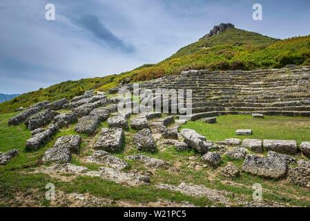 Reihen der Sitze im Stadion der zerstörten Stadt Amantia, antiken illyrischen Siedlung, 4.Jahrhundert v. Chr., Ploca, Albanien Stockfoto