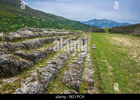 Reihen der Sitze im Stadion der zerstörten Stadt Amantia, antiken illyrischen Siedlung, 4.Jahrhundert v. Chr., Ploca, Albanien Stockfoto