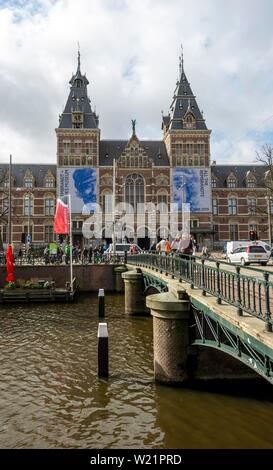 Brücke über Spiegelgracht mit Rijksmuseum, dem Reichsmuseum Amsterdam, Noord-Holland, Niederlande Stockfoto