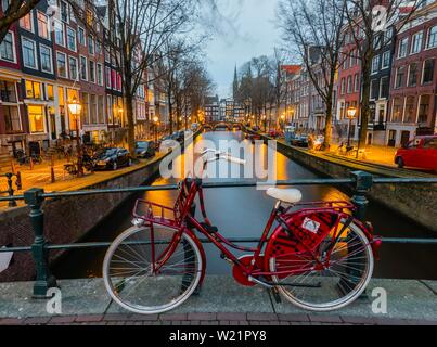 Fahrrad an einem Kanal, Leidsegracht, Amsterdam, Nordholland, Niederlande Stockfoto