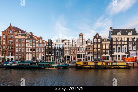 Kanal mit Booten, historische Häuserzeile an der Singel Gracht, Amsterdam, Nordholland, Niederlande Stockfoto