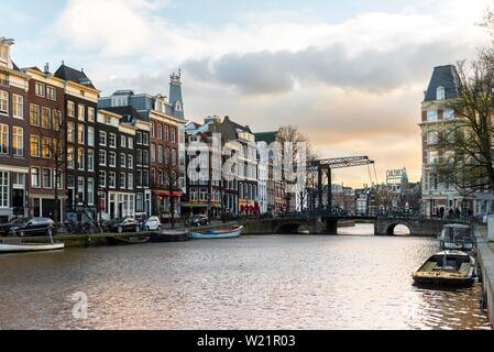 Historische Häuser an der Gracht Kloveniersburgwal im Abendlicht, Amsterdam, Nordholland, Niederlande Stockfoto