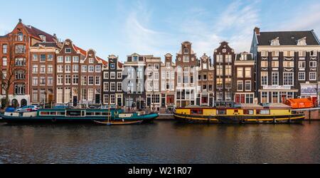 Kanal mit Booten, historische Häuserzeile an der Singel Gracht, Amsterdam, Nordholland, Niederlande Stockfoto