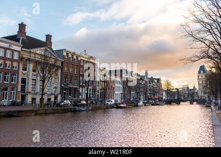 Historische Häuser an der Gracht Kloveniersburgwal im Abendlicht, Amsterdam, Nordholland, Niederlande Stockfoto