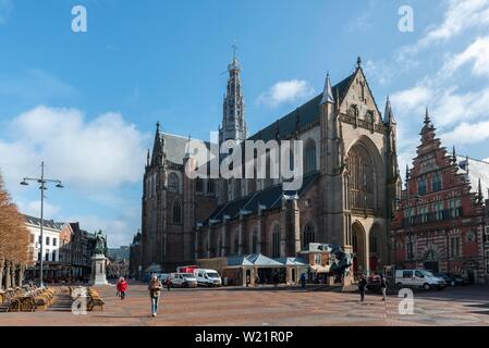 Gotische Kathedrale Sint-Bavokerk auf dem Marktplatz, Grote Markt, Haarlem, Provinz Noord-Holland, Noord-Holland, Niederlande Stockfoto