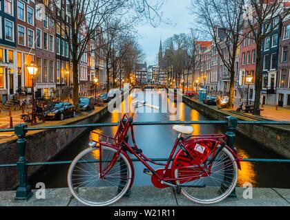 Fahrrad an einem Kanal, Leidsegracht, Amsterdam, Nordholland, Niederlande Stockfoto