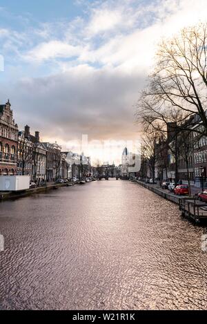 Historische Häuser an der Gracht Kloveniersburgwal im Abendlicht, Amsterdam, Nordholland, Niederlande Stockfoto