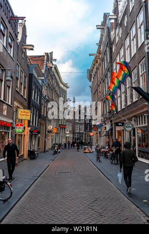 Kleine Straße, traditionelle Häuser mit LGBT-Fahnen, regenbogenfahnen, Amsterdam, Nordholland, Niederlande Stockfoto