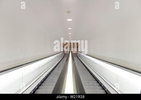 Fahrtreppen, Innenraum Foto im Stedelijk Museum für Moderne Kunst, Amsterdam, Niederlande Stockfoto