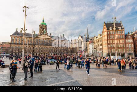 Masse an De Dam Platz, das Koninklijk Paleis auf der Rückseite, Royal Palace, Amsterdam, Nordholland, Niederlande Stockfoto