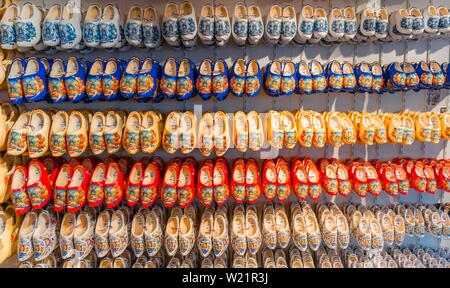 Traditionell farbenfroh holländische Holzschuhe auf Rack für Verkauf gemalt, Holzschuhe, Amsterdam, Nordholland, Niederlande Stockfoto
