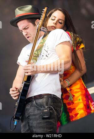 Lana Del Rey führt auf der Pyramide Bühne mit Gitarrist Blake Stranathan (Blake Lee) am Samstag von Glastonbury Festival in Pilton, Somerset. 28. Juni 2014 Stockfoto