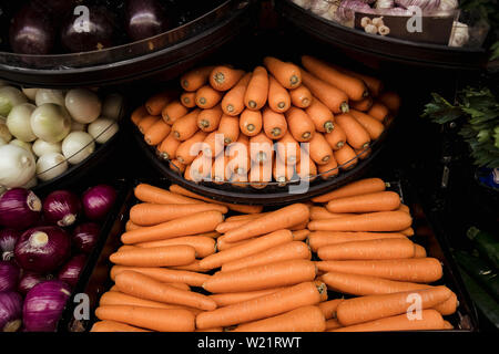 Eine Nahaufnahme von einer Fülle an frischen Gemüse auf dem Display am Marktstand. Stockfoto