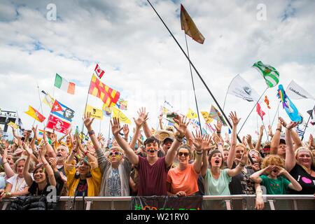 Junge Menschen an der vorderen Zylinderreihe auf dem Glastonbury Festival aufzumuntern und zu unterschreiben. Stockfoto