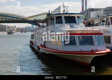 Moskau, Russland - Mai 6, 2019, viel Vergnügen Boote vertäut an der Pier Kiewski Bahnhof auf der Moskwa Stockfoto