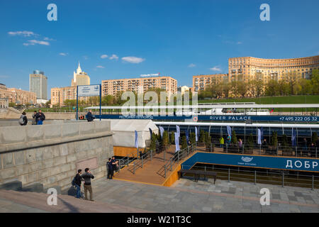 Moskau, Russland - Mai 6, 2019, viel Vergnügen Boote vertäut an der Pier Kiewski Bahnhof auf der Moskwa Stockfoto