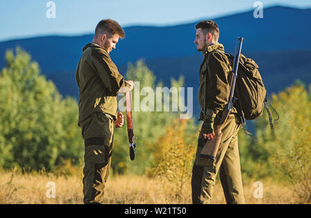 Jagd Fähigkeiten und Waffen Ausrüstung. Wie schalten Sie die Jagd in Hobby. Die Freundschaft der Männer Jäger. Die Streitkräfte. Camouflage. Militär ist. Mann Jäger mit Gewehr Pistole. Boot Camp. militärische Operation. Stockfoto