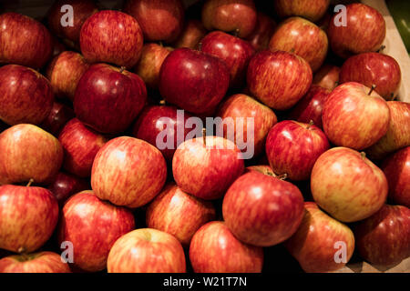 Eine Nahaufnahme von einer Fülle an frischen Rote Äpfel auf dem Display am Marktstand. Stockfoto