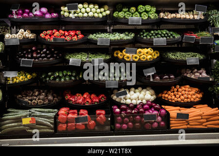 Eine breite - geschossen von einer Fülle an frischen Gemüse auf dem Display am Marktstand. Stockfoto