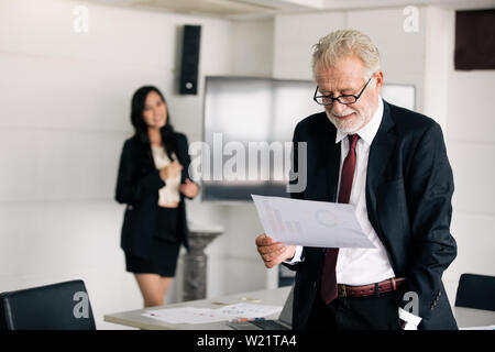 Die Unternehmer halten Dokumente für Business Partner zu diskutieren und Ideen zu treffen und Business Frauen Lächeln glücklich für die Arbeit Stockfoto