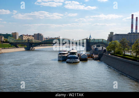 Moskau, Russland - Mai 6, 2019, viel Vergnügen Boote vertäut an der Pier Kiewski Bahnhof auf der Moskwa Stockfoto