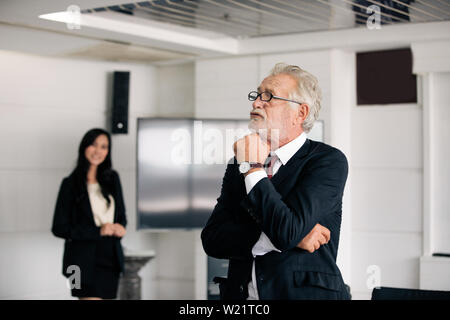 Die Unternehmer halten Dokumente für Business Partner zu diskutieren und Ideen zu treffen und Business Frauen Lächeln glücklich für die Arbeit Stockfoto