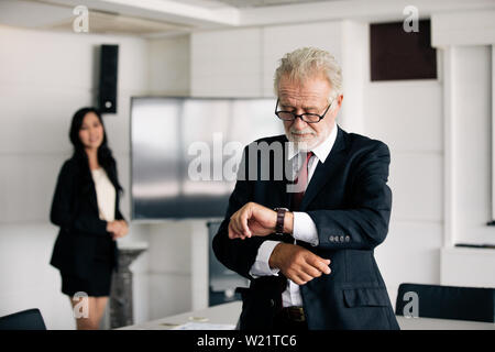 businessmen are looking at the  watch  and business women smiling happy for working Stockfoto