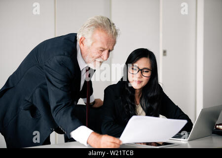 Die Unternehmer halten Dokumente für Business Partner zu diskutieren und Ideen zu treffen und Business Frauen Lächeln glücklich für die Arbeit Stockfoto