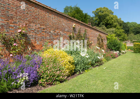 Der ummauerten Gärten von Titsey Ort Land Immobilien in Surrey, UK, an einem sonnigen Sommertag Stockfoto