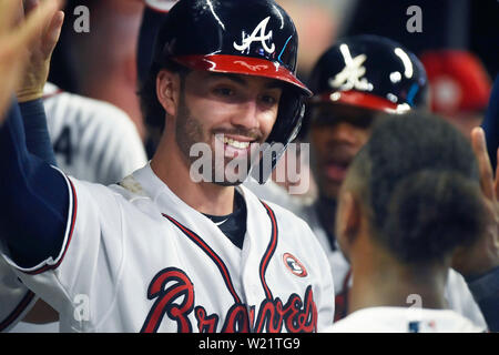 Atlanta, GA, USA. 04. Juli, 2019. Atlanta Braves shortstop Dansby Swanson lächelt als er geht durch die dugout nach Auftreffen auf ein achten Inning home run während einer MLB Spiel gegen die Philadelphia Phillies bei SunTrust Park in Atlanta, GA. Austin McAfee/CSM/Alamy leben Nachrichten Stockfoto