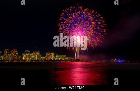 Honolulu, HI, USA. 4. Juli 2019. Am 4.Juli Feuerwerk im Ala Moana Beach Park in Honolulu, HI am 4. Juli 2019. Credit: Erik Kabik Fotografie/Medien Punch/Alamy leben Nachrichten Stockfoto