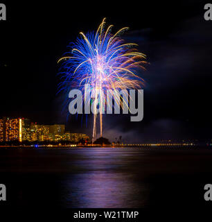 Honolulu, HI, USA. 4. Juli 2019. Am 4.Juli Feuerwerk im Ala Moana Beach Park in Honolulu, HI am 4. Juli 2019. Credit: Erik Kabik Fotografie/Medien Punch/Alamy leben Nachrichten Stockfoto