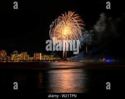 Honolulu, HI, USA. 4. Juli 2019. Am 4.Juli Feuerwerk im Ala Moana Beach Park in Honolulu, HI am 4. Juli 2019. Credit: Erik Kabik Fotografie/Medien Punch/Alamy leben Nachrichten Stockfoto