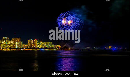 Honolulu, HI, USA. 4. Juli 2019. Am 4.Juli Feuerwerk im Ala Moana Beach Park in Honolulu, HI am 4. Juli 2019. Credit: Erik Kabik Fotografie/Medien Punch/Alamy leben Nachrichten Stockfoto