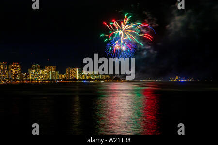 Honolulu, HI, USA. 4. Juli 2019. Am 4.Juli Feuerwerk im Ala Moana Beach Park in Honolulu, HI am 4. Juli 2019. Credit: Erik Kabik Fotografie/Medien Punch/Alamy leben Nachrichten Stockfoto