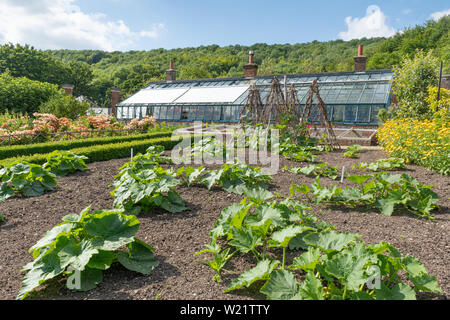 Der ummauerten Gärten von Titsey Ort Land Immobilien in Surrey, UK, an einem sonnigen Sommertag Stockfoto